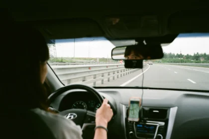 Left-hand traffic and right-hand traffic compared on roads around the world
