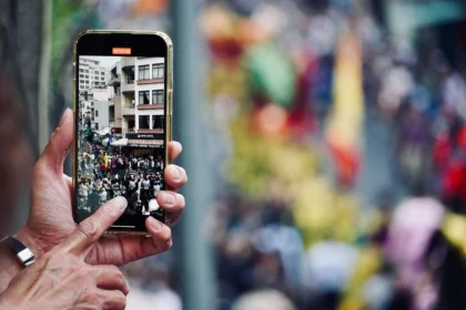 Smartphone that lasts 20 years with replaceable battery screen camera USB-C port processor and modular internal components